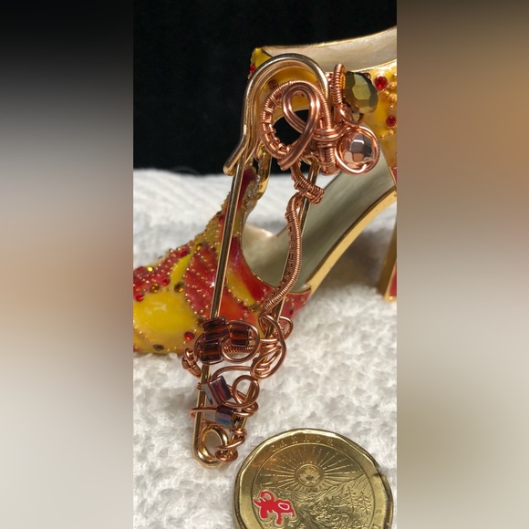 Gorgeous kilt pin brooch with beads and stone -artisan made - Picture 3 of 10